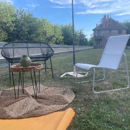 Jolie Cabane Avec Jacuzzi Pour Les Amoureux De La Nature Tullins Eksteriør billede