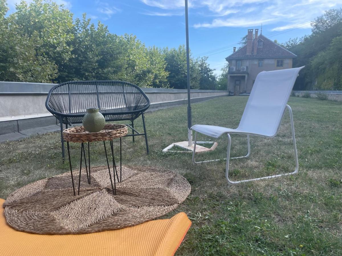 Jolie Cabane Avec Jacuzzi Pour Les Amoureux De La Nature Tullins Eksteriør billede