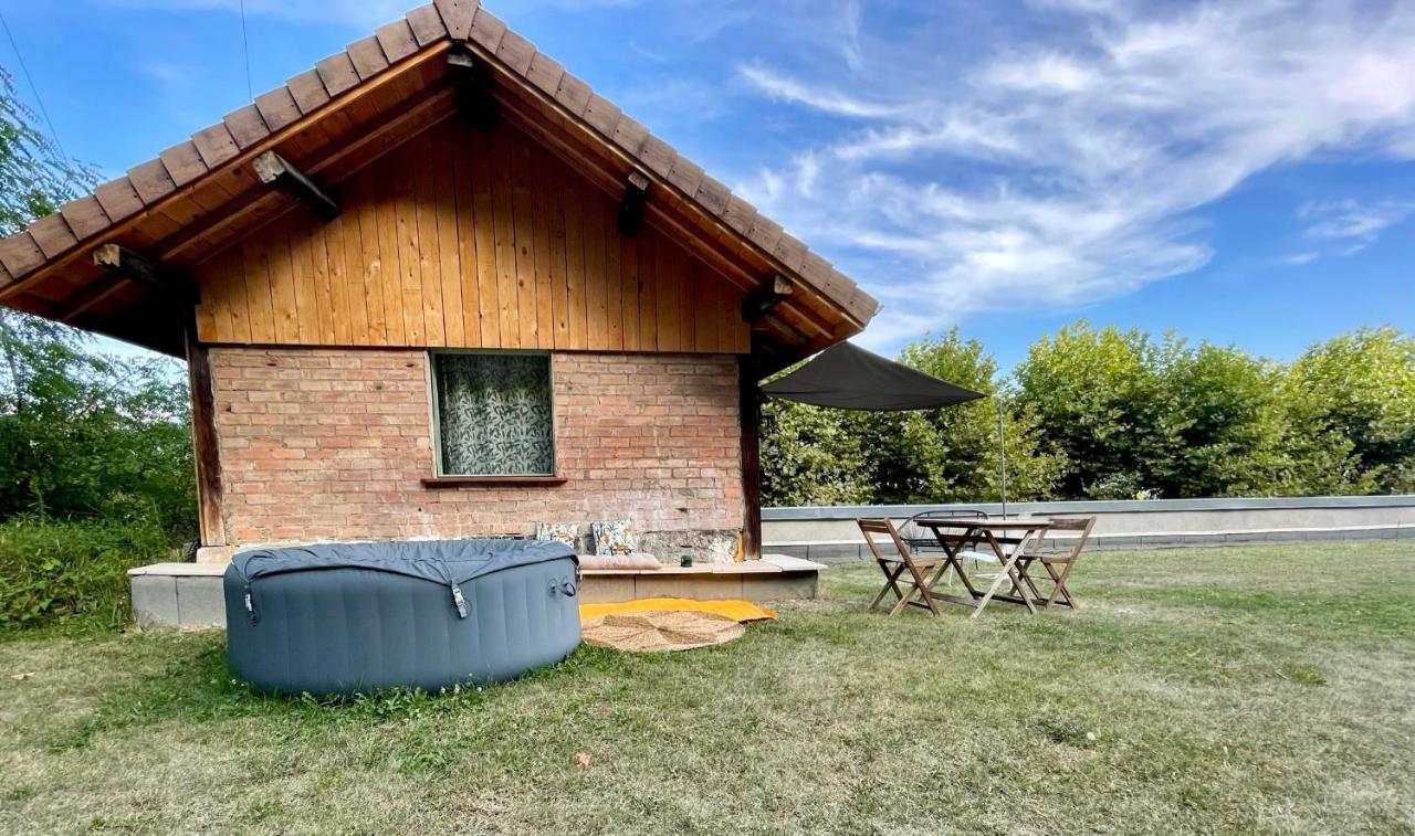 Jolie Cabane Avec Jacuzzi Pour Les Amoureux De La Nature Tullins Eksteriør billede